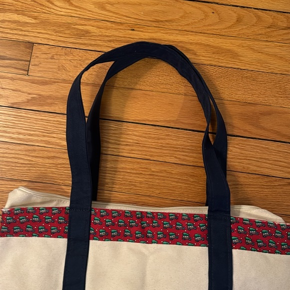Christmas 🛻 🌲 tote by Vineyard Vines. Used. - Picture 12 of 16